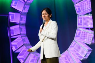 Kare Hao durante su conferencia magistral 'How Silicon Valley is Reshaping the World, via AI'. Foto: Stefanie Loos/re:publica