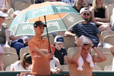 Jakub Mensik lidió con el calor en su triunfo de este miércoles en Roland Garros.