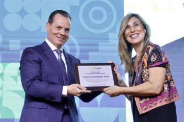 Durante el IX Congreso CEAPI en CDMX, se entregó un galardón a líderes empresariales como Olegario Vázquez Aldir.