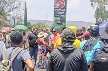 El alcalde de Mitla encabezó un violento desalojo contra la Sección 22, que mantenía cerrada la Carretera 190.