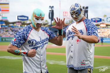 Los Dodgers tuvieron invitados especiales: Máscara Dorada y Xelhua