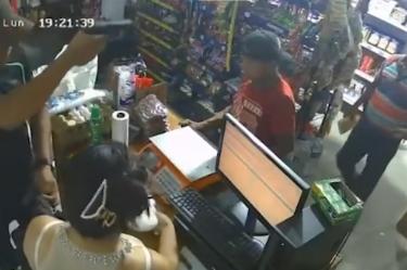 Cabe destacar que durante el asalto, el cliente de playera roja, el mismo que esperaba su queso, nunca participó para detener al asaltante.