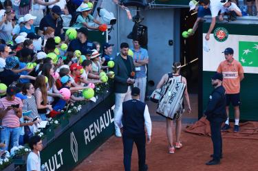 La kazaja Elena Rybakina abandona la pista de Roland Garros sin la oportunidad de subirse a la primera posición de la clasificación de la WTA al final del torneo.