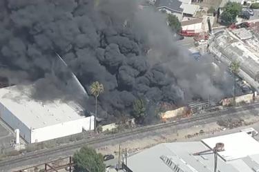 Bomberos trabajaron durante días para reducir la temperatura del tanque químico afectado.