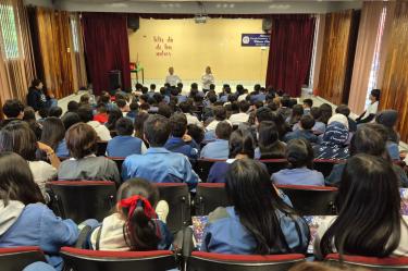 Alumnas y alumnos de secundaria participan en una charla del programa “ABC de las emociones” sobre salud mental y autocuidado.