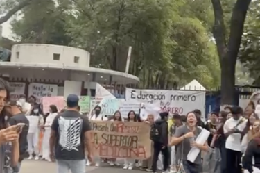 Alumnos del Politécnico escalaron su protesta este miércoles.