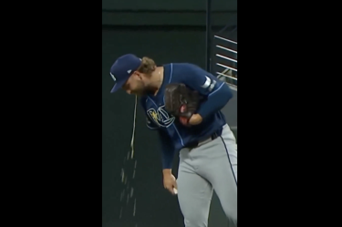 Jonathan Heasley no soportó la presión de su debut con la franeta de los Tampa Bay Rays y volvió el estómago en el montículo.