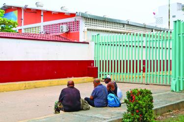 Un grupo de deportados cubanos se reúne en las afueras del Hospital Juan Graham en la ciudad de Villahermosa, Tabasco.