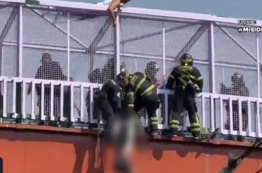 Bomberos y policías en acción