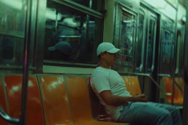 ‘Chicharito’ Hernández en el metro; causa furor su video