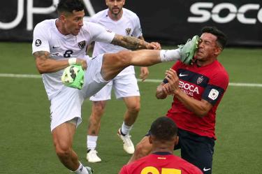 Marco Fabián mostró en redes sociales la herida que sufrió tras recibir una fuerte patada en un partido de futbol 7 en Estados Unidos.