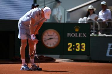 Jannik Sinner estaba un game de avanzar en Roland Garros frente a Juan Manuel Cerúndolo, pero en ese momento comenzó a sentir calambres y malestar físico.