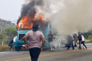 Una manifestación de maestros de la CNTE en Mitla, Oaxaca, deriva en actos violentos y enfrentamientos con la policía municipal
