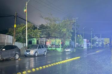 Mientras que en la carretera Huejutla - Chalahuiyapa, la caída de un árbol provocó que un poste de luz se partiera a la mitad dejando sin electricidad a toda la zona.