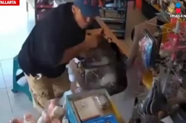 Fue el pasado domingo cuando el sujeto llegó para sacar supuestamente una copia y, cuando la joven se dio la vuelta, la apuñaló por la espalda.