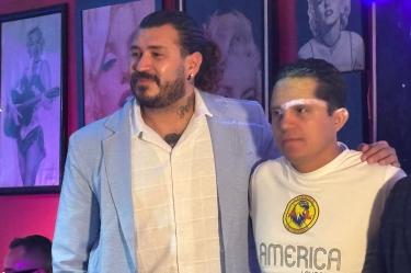 Los exfutbolistas Jorge Enríquez (izq) y el 'Jagger' Martínez durante la presentación de un juego de leyendas Chivas vs América.