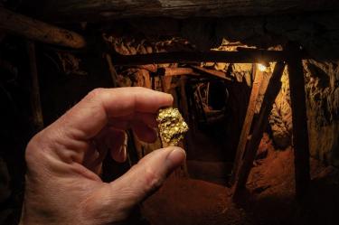 El aumento histórico del precio del oro impulsa invasiones clandestinas en tierras indígenas protegidas de Brasil.
