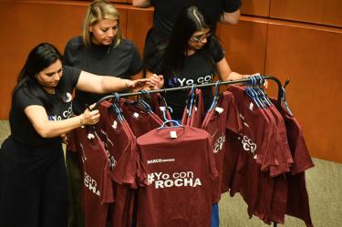 Ninguno de los legisladores de Morena aceptó ponerse la playera “Yo con Rocha”, ni siquiera el ahijado de Rocha Moya, el senador suplente, Omar Alejandro López Campos.