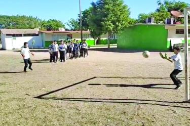 Mateo aprovecha sus momentos libres para jugar futbol con sus amigos; usualmente, juega como portero.