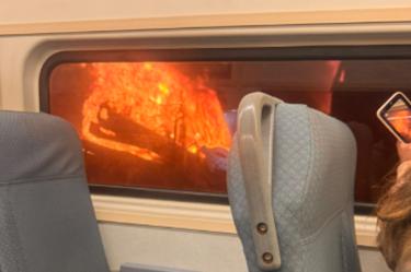 Bomberos de Nueva York atendieron el incendio en un vagón de tren cerca de Penn Station.