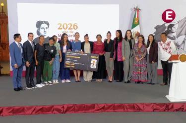Sheinbaum premia a ganadoras del concurso de dominadas