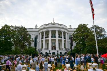 El nuevo portal de la Casa Blanca retrata a inmigrantes como “aliens” en un diseño inspirado en encuentros extraterrestres.