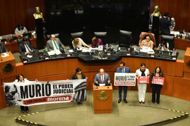 Pleno del Senado sesionando de madrugada durante la aprobación de la reforma electoral 2028.