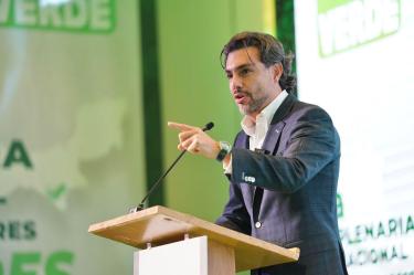 Jesús Sesma Suárez habla desde un podio durante un evento del Partido Verde para presentar una propuesta sobre bienestar animal.