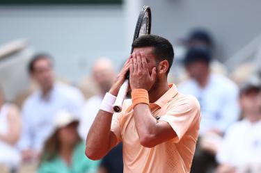 Por segunda vez en su historia, Novak Djokovic pierde un partido de Roland Garros tras ganar los primeros dos sets.