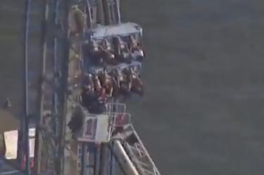 Equipos de emergencia rescataron a los pasajeros atrapados en la montaña rusa Iron Shark en Galveston.