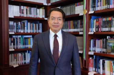 Mario Delgado, secretario de Educación Pública, durante un videomensaje sobre la democratización del IPN frente a estanterías de libros.