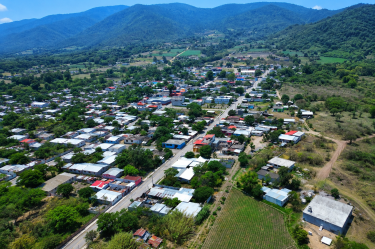 TLAQUILPA, Ver.- En este rincón de la sierra de Zongolica, Tlaquilpa es uno de los municipios más pequeños y de mayor arraigo. La vida solía contarse en voz baja entre casas de madera, caminos empinados y una comunidad que sostiene su identidad en la lengua, los bordados y sus tradiciones ancestrales, hasta que Yolett Cervantes Cuaquehua, de 21 años, habló fuerte al demostrar su amor por el futbol desde muy pequeña e irrumpió en la escena pública para recibir el boleto 00001 que la presidenta Claudia Sheinbaum cedió para la inauguración del Mundial 2026.“Soy Yolett Cervantes Cuaquehua, de 21 años, del municipio de Tlaquilpa, Veracruz. Me decidí a participar con mi traje tradicional para darle valor e importancia a nuestra cultura. Cuando apenas tenía cuatro años ya podía leer y escribir. Mi papá me enseñó a declamar poesía náhuatl.Declamé en universidades y espacios gubernamentales. A los ocho años participé en un concurso de poesía a nivel estatal y obtuve el primer lugar. Y mi premio fue, junto con otras niñas y niños, un viaje a España para ver un partido de futbol en el estadio Bernabéu. De regreso, yo estaba enamorada del futbol y, a partir de ese momento, me olvidé de la poesía”, refiere Yolett.La transición de la poesía al balón no borró su identidad. La reforzó. Su padre la entrenó durante cuatro años, sin más recursos que el patio de la casa, los zapatos de la escuela y la voluntad de ambos. Ella misma cuenta que llegó a hacer entre tres mil y cuatro mil dominadas, que entrenaba descalza y que, en medio de la práctica, rompió jarros, pocillos y comales, mientras su madre regañaba, pero también sostenía. Esa mezcla de rigor y ternura es parte de la historia familiar que la acompaña y que la convirtió en una atleta disciplinada.Desde Tlaquilpa dio el salto a equipos de Orizaba; luego, a selecciones de Zongolica y Orizaba, y más tarde a visorias en Chivas, León, Pachuca, Pumas y Puebla. Nunca tuvo un entrenador formal; siempre fueron su madre y su padre quienes la guiaron. La sierra, con su geografía dura y su economía limitada, no suele ofrecer caminos fáciles para las mujeres jóvenes que buscan un lugar en el deporte profesional. Yolett avanzó a contracorriente, hasta que una lesión de rodilla frenó su trayectoria y la obligó a detenerse.En su mensaje público ante la presidenta de México, Yolett habló de sus aspiraciones y también pidió apoyo para rehabilitarse y volver a jugar. Lo hizo sin victimismo, con la claridad de quien reconoce lo que ha construido y lo que aún puede recuperar. Por eso, su presencia en el escenario nacional adquiere un sentido distinto: no es la historia de una ganadora improvisada, sino la de una joven que representa a una comunidad que rara vez ocupa el centro de la conversación pública.Cuando Yolett decidió participar en el concurso de dominadas con su traje tradicional, lo hizo —según explica— para dar valor e importancia a su cultura. Ese gesto, sencillo pero firme, refleja la identidad de Tlaquilpa, donde las mujeres tienen una presencia central en la vida económica y social a través de los bordados, la lengua, la tradición y el carácter.