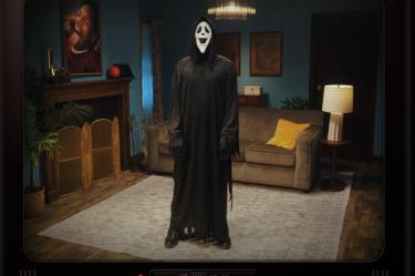 Ghostface ahora obedece órdenes absurdas en la nueva campaña viral de Scary Movie.