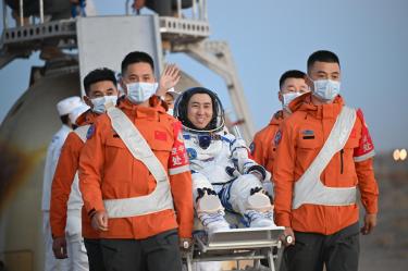 La cápsula de retorno aterrizó con éxito en la región de Mongolia Interior tras 210 días en órbita.