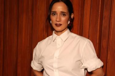 Julieta Venegas se suma al Mundial 2026 con una nueva versión de “La Niña Futbolista”.
