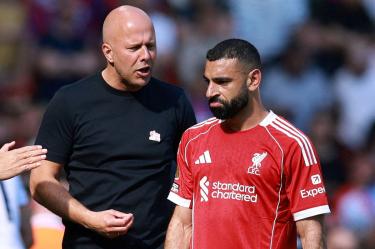 Liverpool echa a Arne Slot; buscan técnico