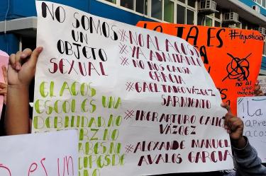 Al menos 40 alumnas fueron víctimas de deepfakes sexuales creados por compañeros; padres exigen sanciones y protocolos contra violencia digital escolar.