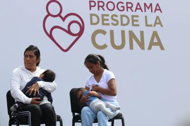 CIUDAD DE MÉXICO, 14JULIO2025.- Una madre amamanta a su bebé durante la entrega del apoyo del programa "Desde la Cuna" en la plancha del Zócalo. El programa social consiste en brindar un apoyo económico universal para los primeros años de vida, por lo que las infancias de 0 a 3 años 10 meses recibirán transferencias monetarias por mil pesos en una sola ministración de manera bimestral.FOTO: GRACIELA LÓPEZ/CUARTOSCI.COM