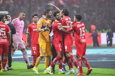 Jugadores de Toluca y Tigres en pleito tras la Final de Concachampions