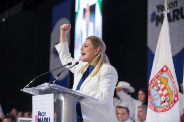 En un acto con 14 mil asistentes en Chihuahua, Maru Campos acusó a Morena de construir un “narcogobierno” y beneficiar al crimen organizado en elecciones.