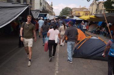 Integrantes de la Sección 22 del SNTE-CNTE colocaron casas de campaña en la capital oaxaqueña.