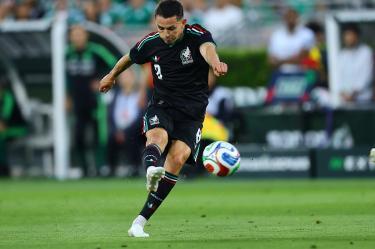 Álvaro Fidalgo jugó 60 minutos ante Australia; su lugar fue tomado por Gilberto Mora.
