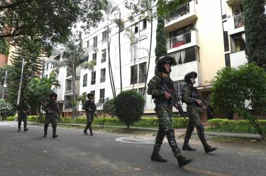 Militares colombianos previo a la elección presidencial patrullan las calles.