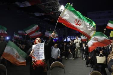 Iraníes ondean banderas de su país en Teherán.