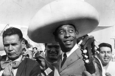 Pelé siempre tuvo una conexión especial con México. En esta imagen, portando un sombrero de charro, el brasileño refleja el cariño que sentía por un país en el que escribió parte de su legado.