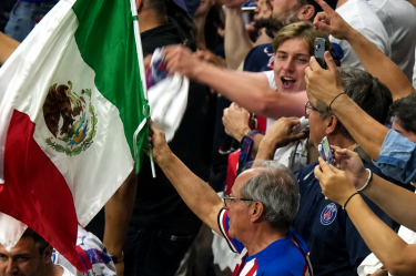 Un aficionado mexicano festejó el título del PSG con la playera de Chivas.