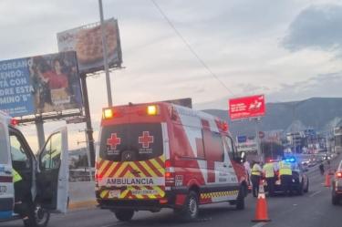 Un motociclista perdió la vida la tarde de este domingo luego de sufrir un accidente cuando circulaba por el paso a desnivel en Monterrey, Nuevo León.