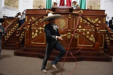 En el Congreso capitalino decenas de mariachis celebraron ayer entonando el Son de la Negra la aprobación de una reforma que establece que el gobierno de la ciudad deberá garantizar la salvaguarda del Patrimonio Cultural Inmaterial de la capital, incluyéndolos a ellos.