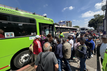 Pese al despliegue de unidades de la RTP y de transporte concesionado, el operativo resultó insuficiente para absorber la demanda.