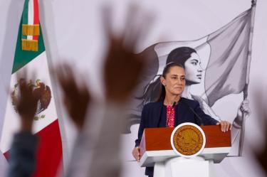 La CNTE realizó este lunes una manifestación del Ángel de la Independencia al Zócalo, y tenía la intención de llegar hasta la Plaza de la Constitución.